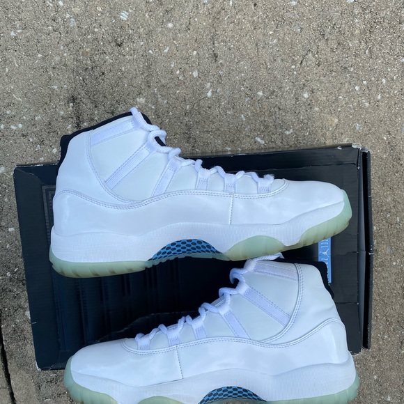 Jordan 11 Retro "Legend Blue" Size 9.5 - Picture 3 of 7